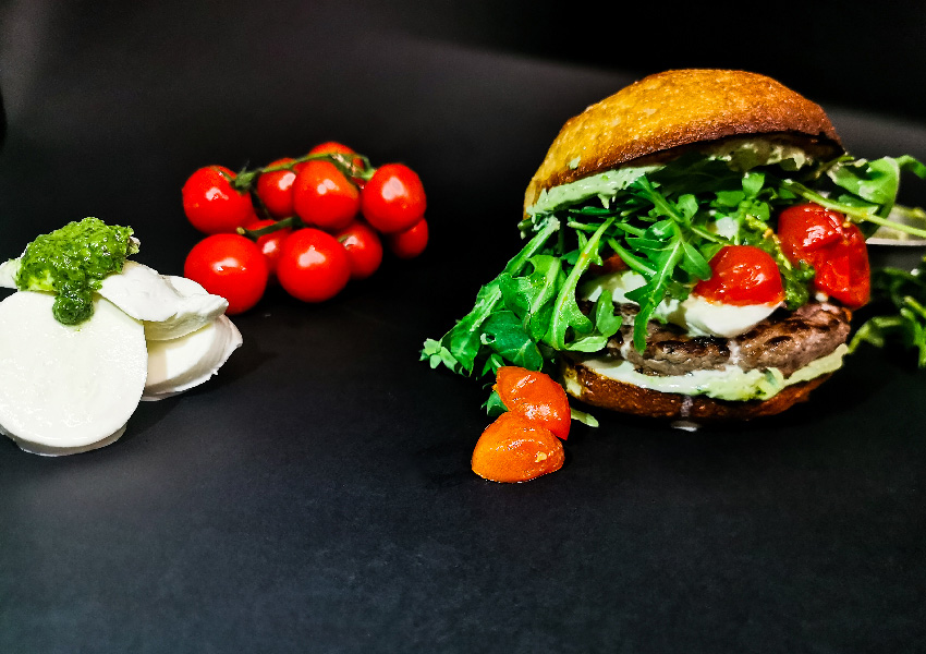 ITALO: una hamburger senza glutine con rucola, mozzarella e pomodori confit da ordinare a domicilio